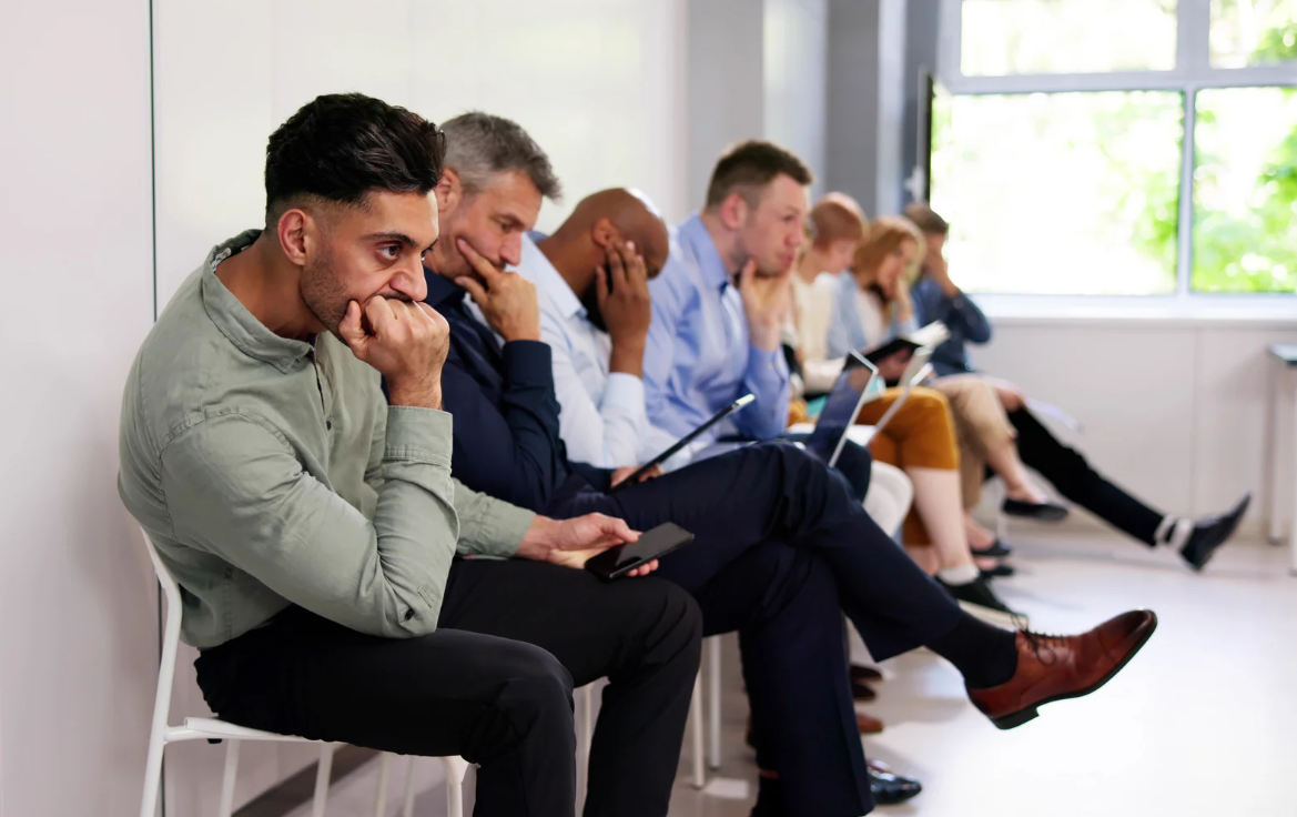 Job searchers at a U.S. employment fair during economic uncertainty